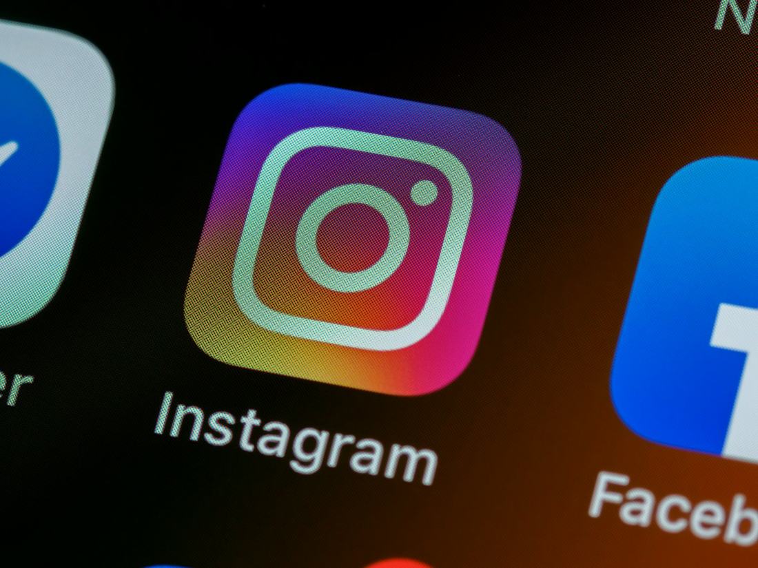 App-iconen van Instagram en Facebook op een telefoon